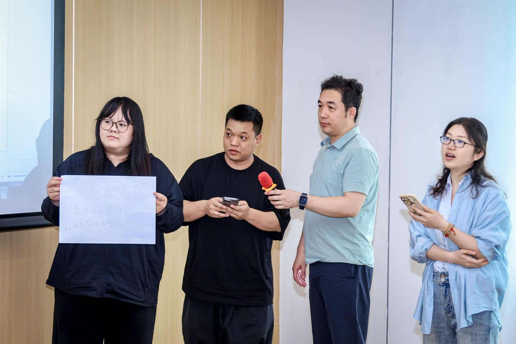 学员小组在台前展示分镜方案