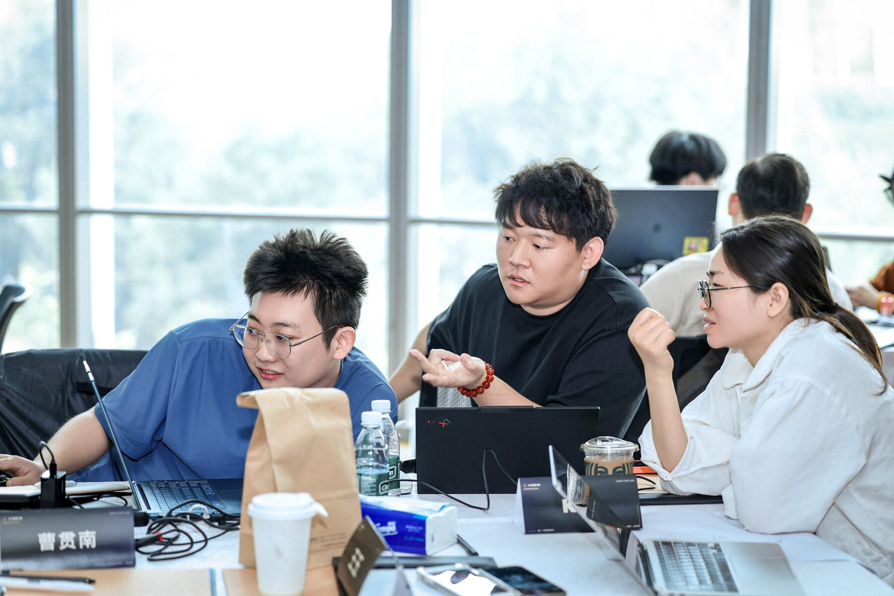 学员围坐讨论 AI 短剧创作方案