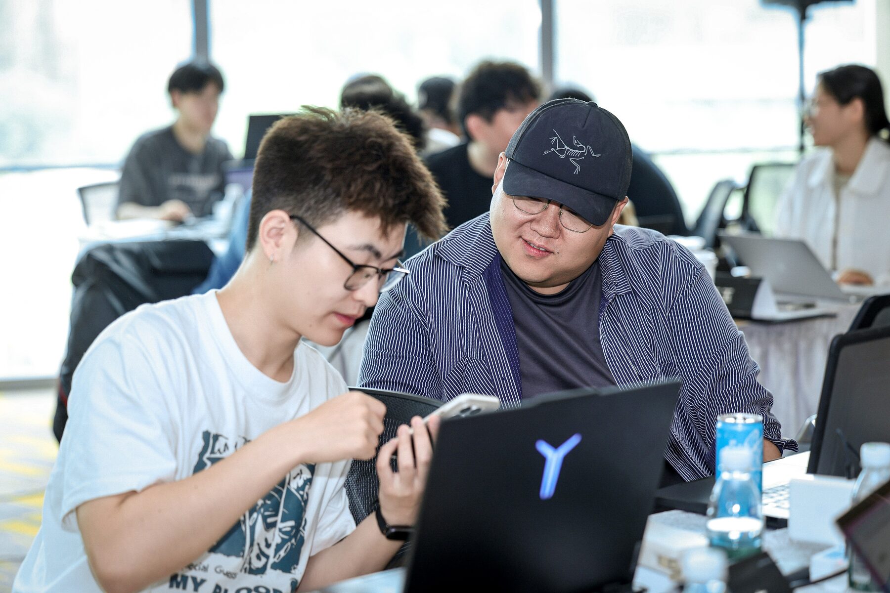学员在电脑前互相复盘镜头画面