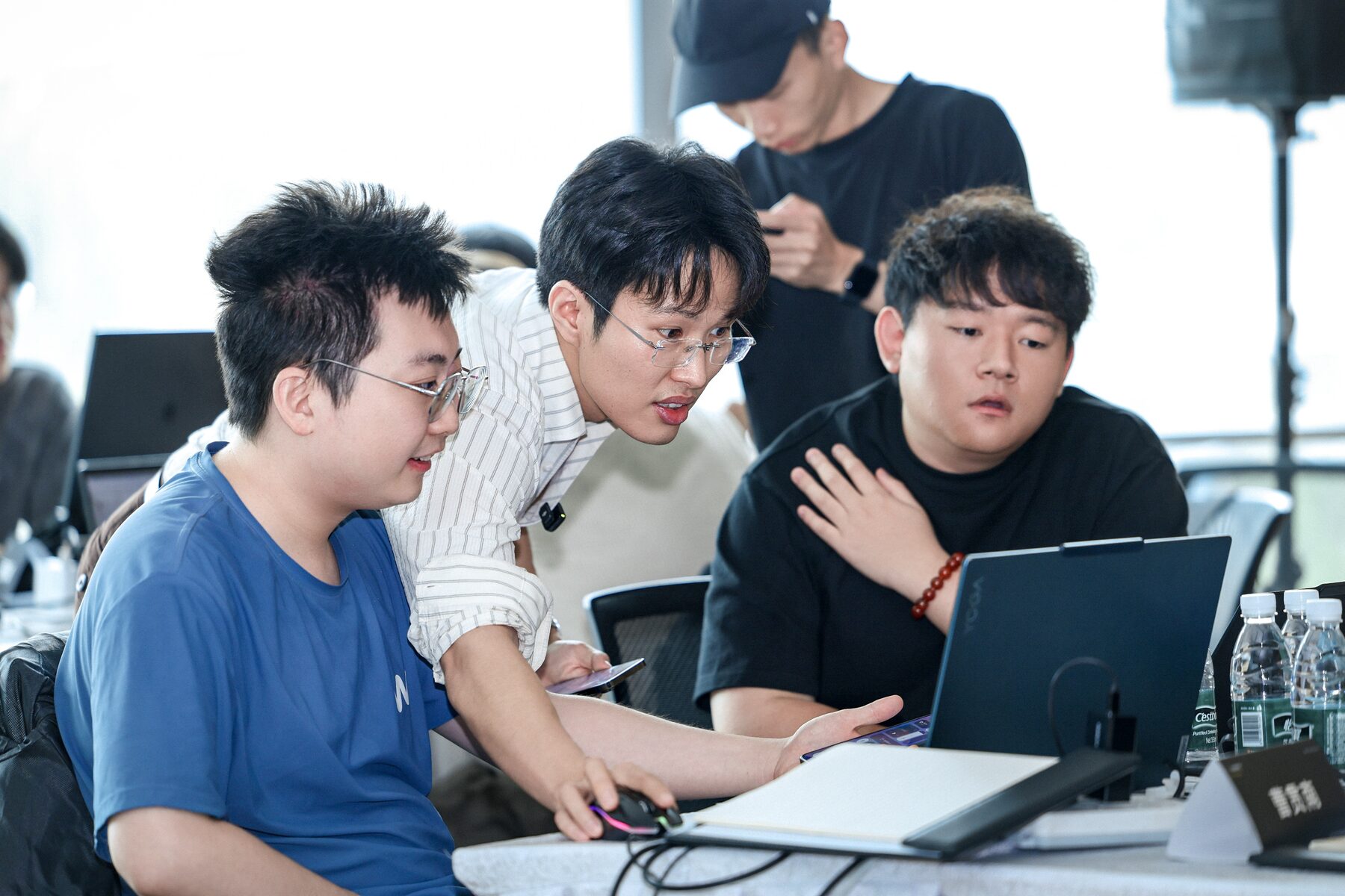 老师在学员电脑旁给出现场修改建议