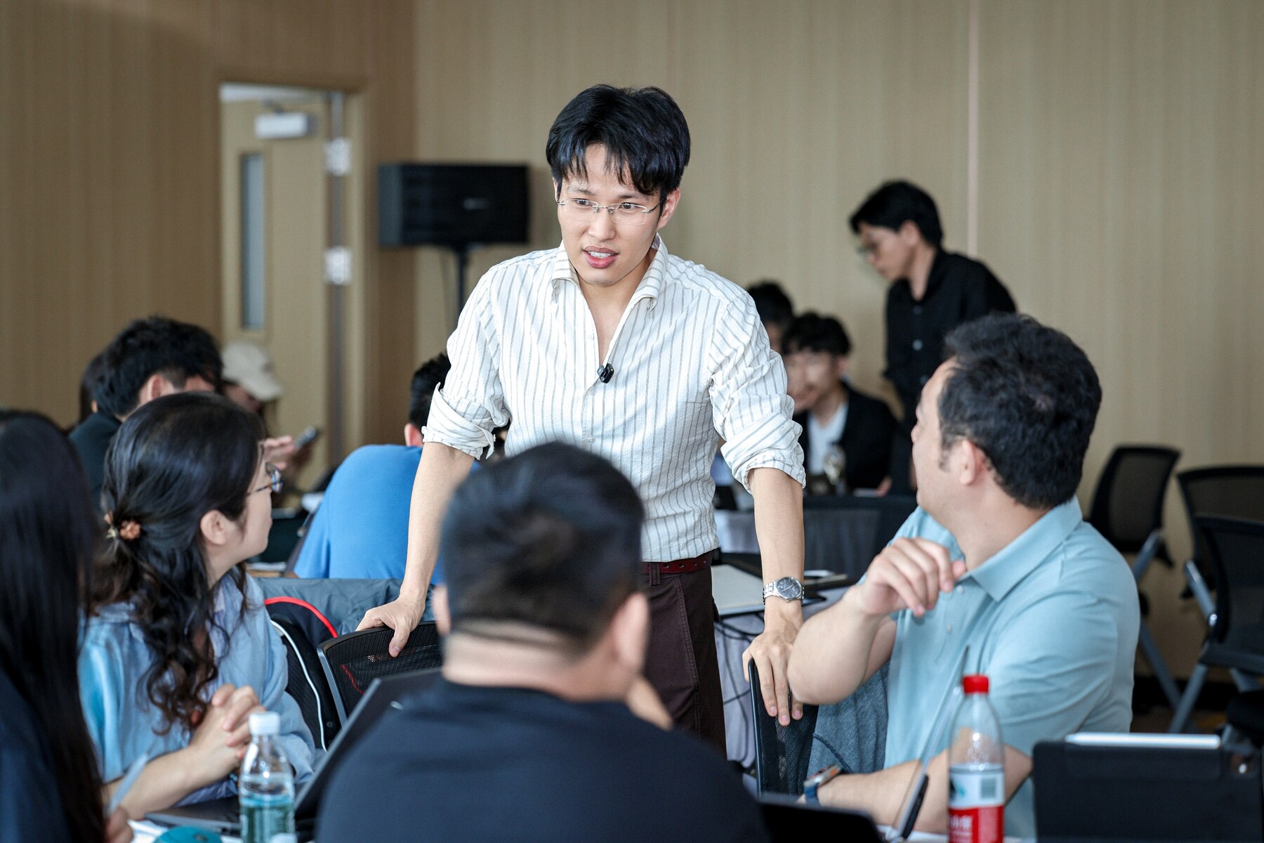 老师在北京线下课小组桌边巡场答疑